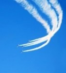 3792514-groupe-d-39-avions-en-vol-acrobatique-avec-trace-de-fumees-sur-ciel-bleu.jpg